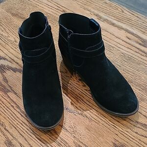Kensington sz 10 ankle boot with black suade w/ elastic strap
